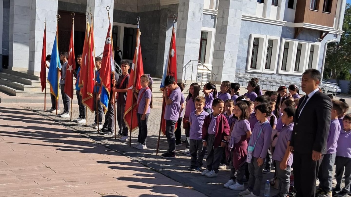 İlköğretim Haftası Çelenk Koyma Töreni Okulumuz  Koordinesinde Gerçekleştirildi 